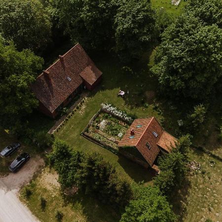 Stara Szkola Nad Jeziorem Czarne  Dış mekan fotoğraf